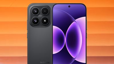 Detalle del módulo de cámaras Leica y la pantalla frontal del Xiaomi 17 sobre un fondo naranja.