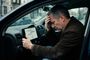 Hombre usando Android Auto frustrado en el coche
