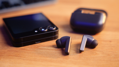 Auriculares Samsung Galaxy Buds3 FE junto a estuche de carga y plegable tipo Flip