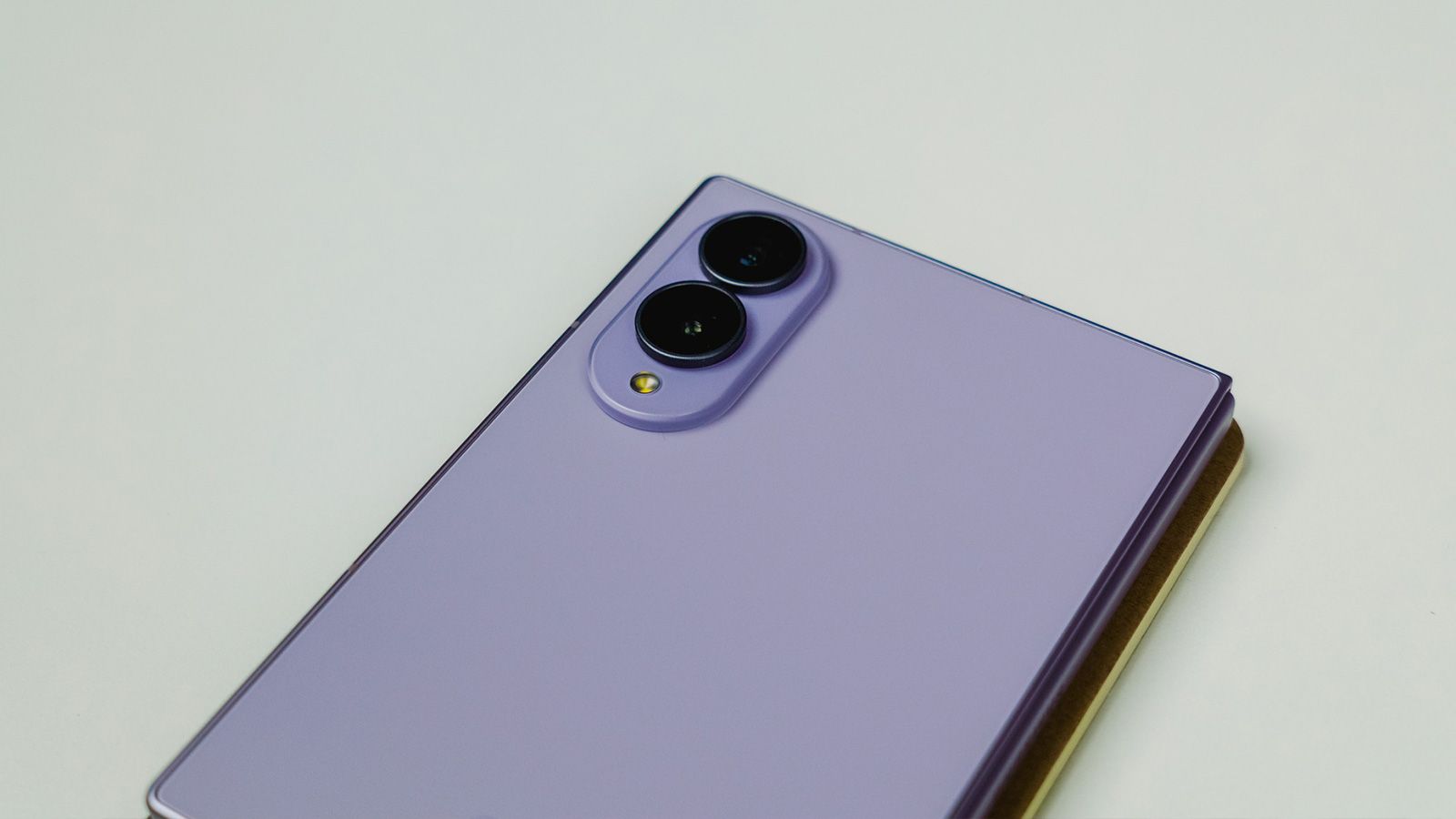 Detalle del módulo de cámaras traseras de un smartphone Samsung Galaxy Z Fold8 de color lavanda sobre fondo blanco.