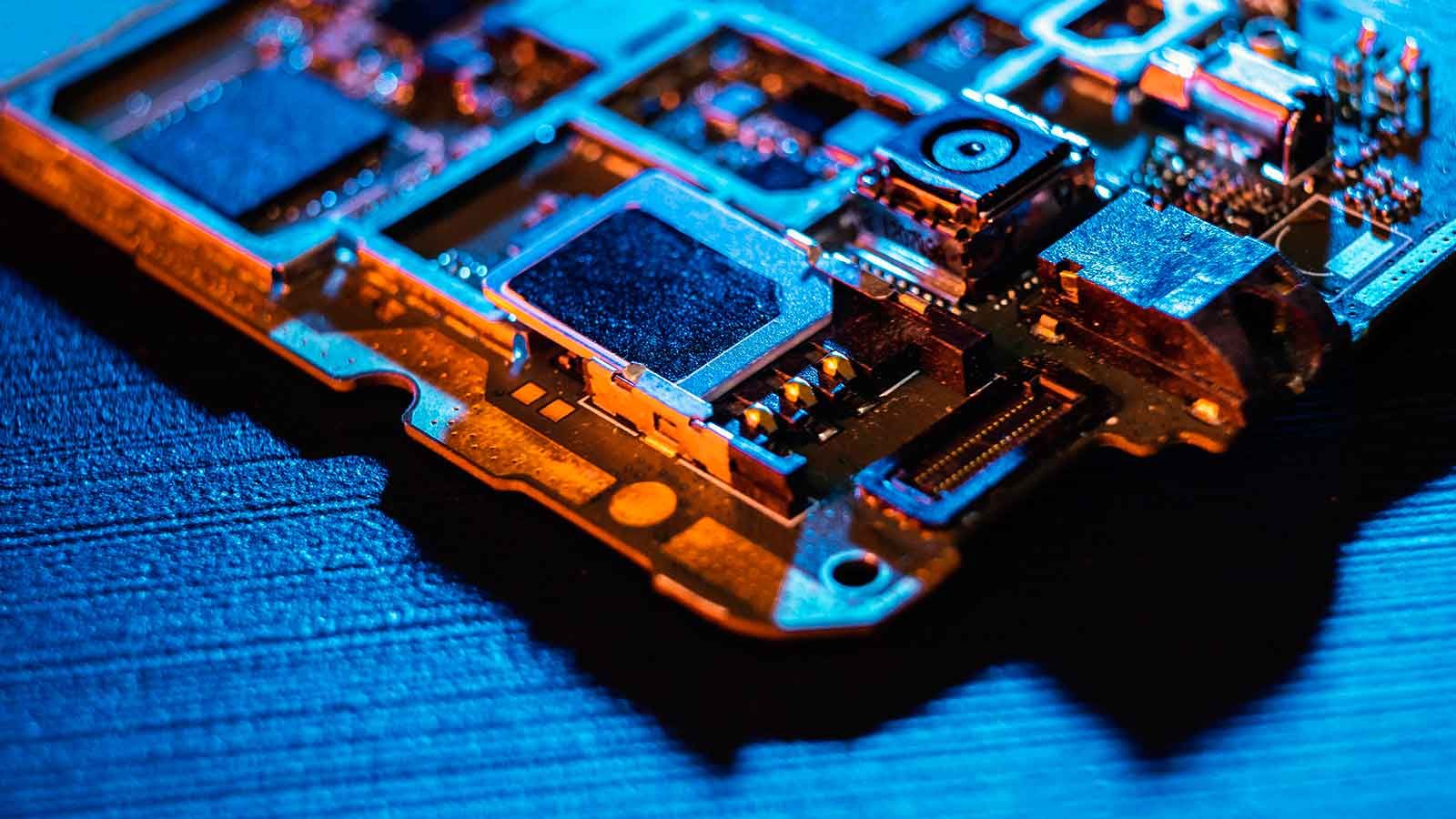 Componentes de un smartphone / Imagen de Magnific