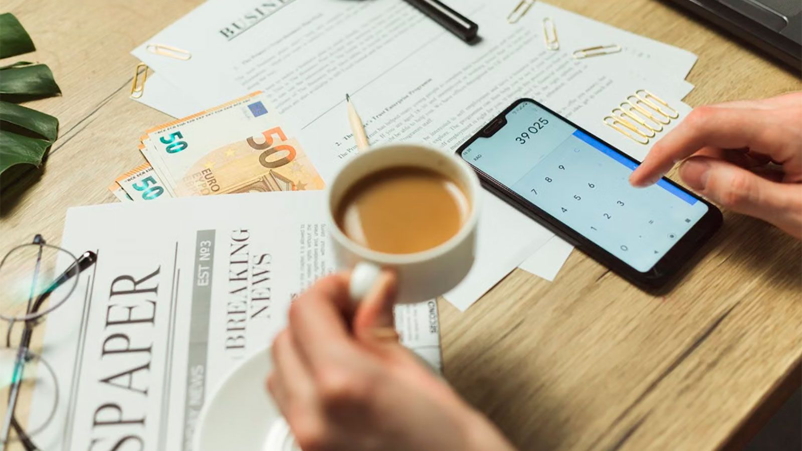 Leyendo un periódico financiero / Imagen de Pexels