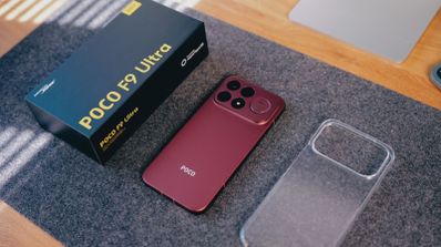 Nuevo POCO F9 Ultra en color Rojo Dark Cherry junto a su caja y funda
