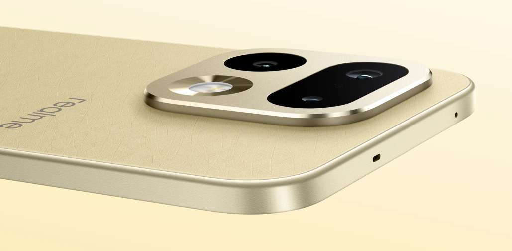 Plano cenital en ángulo del módulo de cámaras del realme 16 Pro en color dorado mostrando el grosor de las lentes.