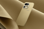 Parte trasera del realme 16 Pro en color dorado sobre una superficie con textura de cuero a juego.