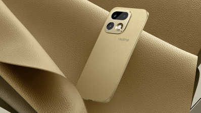 Parte trasera del realme 16 Pro en color dorado sobre una superficie con textura de cuero a juego.