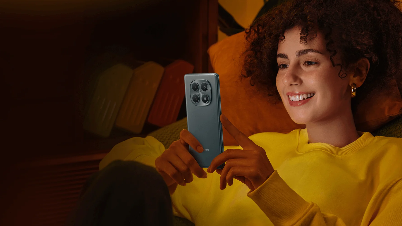 Mujer usando el Redmi Note 15