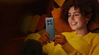 Mujer usando el Redmi Note 15