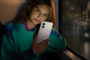 Chica viendo pantalla del REDMI Note 17 Pro Max