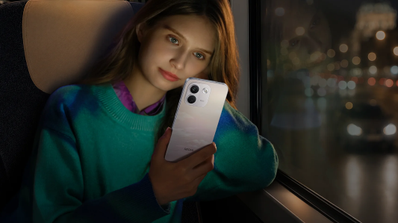 Chica viendo pantalla del REDMI Note 17 Pro Max