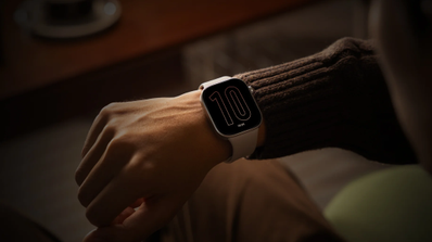 Redmi Watch 6 puesto en la muñeca enseñando la hora