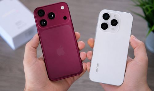 Parte trasera de los renders del iPhone 18 Pro en color granate y el Xiaomi 18 Pro en color blanco sostenidos con las manos.