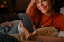 Chica viendo vídeos en el REDMI 17