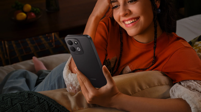 Chica viendo vídeos en el REDMI 17
