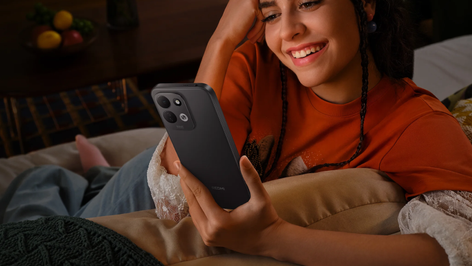 Chica viendo vídeos en el REDMI 17