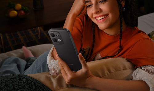 Chica viendo vídeos en el REDMI 17