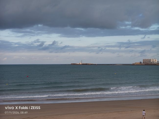 Panorámica de una playa bajo un cielo nublado con edificios en el horizonte, realizada con un vivo X Fold6.