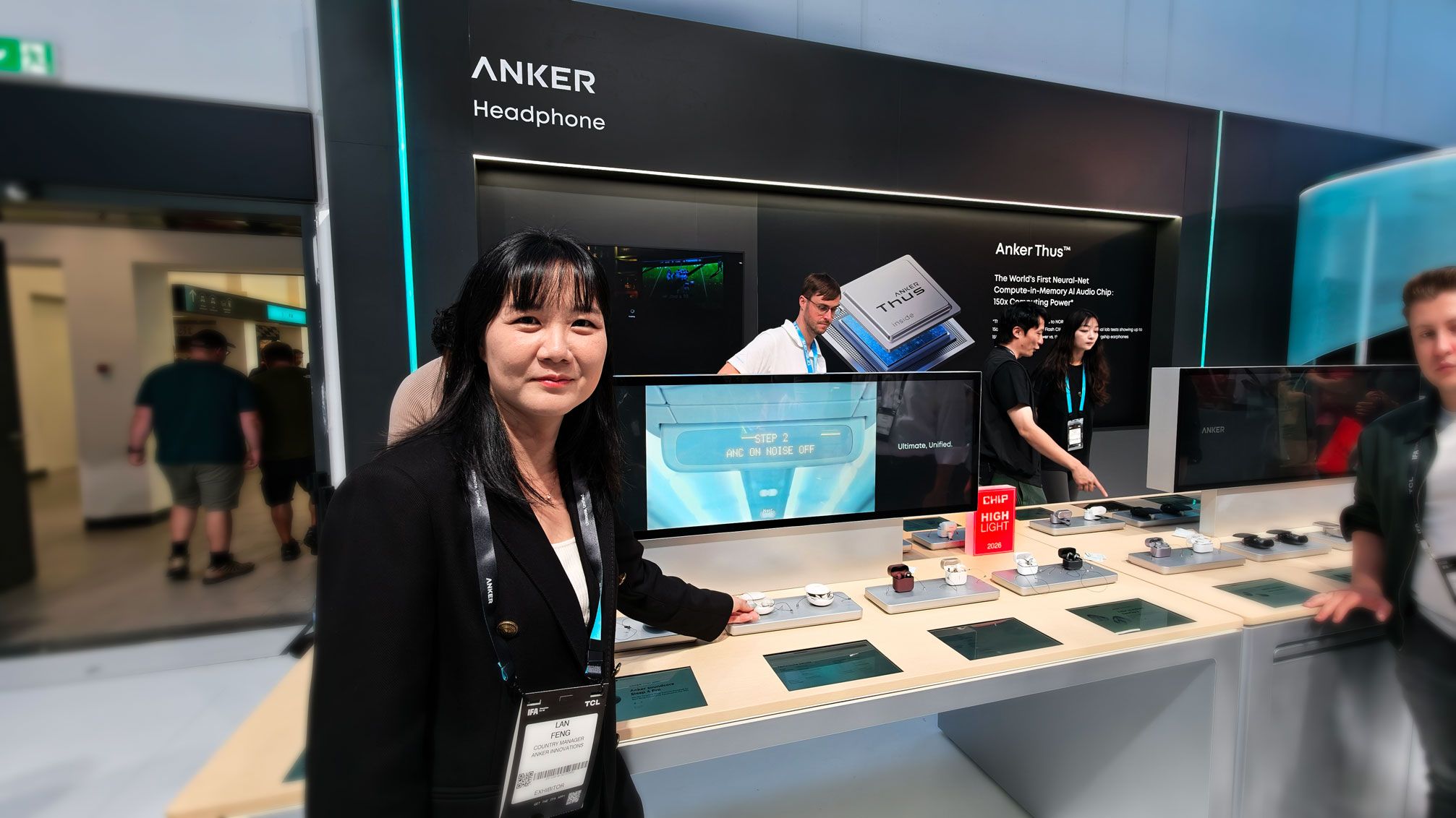 Nora Feng, Anker Spain Country Manager en con sus productos en el stand de feria de la IFA en Berlín
