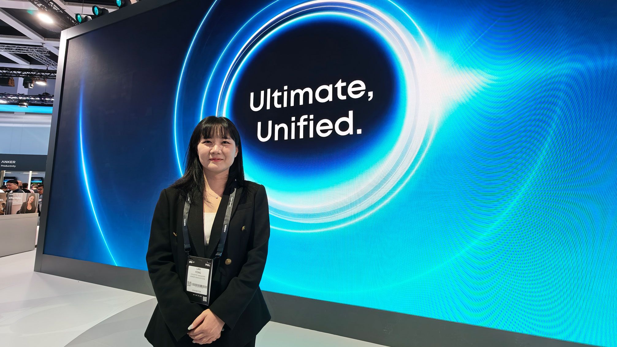 Nora Feng, Anker Spain Country Manager en la feria de la IFA con el mensaje corporativo Ultimate Unified