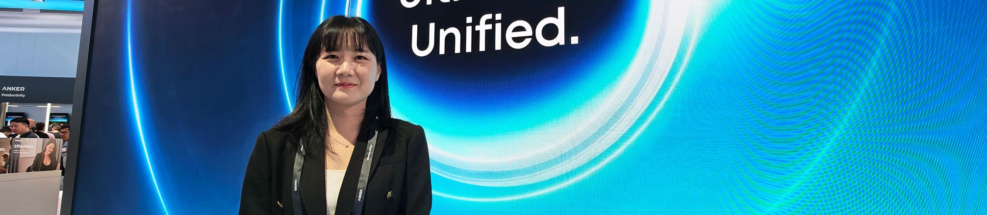 Nora Feng, Anker Spain Country Manager en la feria de la IFA con el mensaje corporativo Ultimate Unified