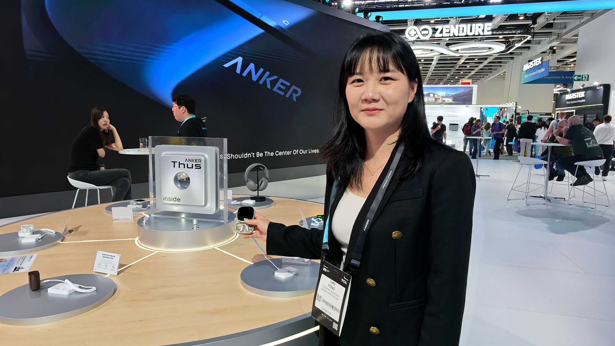 Nora Feng, Anker Spain Country Manager muestra sus últimos auriculares en la feria de la IFA