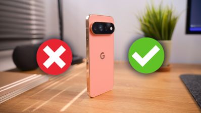 Google Pixel 11 Pro en color rosa sobre una mesa de madera con iconos de verificación y error.