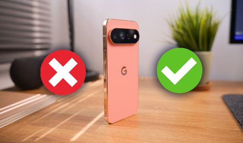 Google Pixel 11 Pro en color rosa sobre una mesa de madera con iconos de verificación y error.