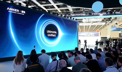 Presentación de Anker en la feria IFA con una gran pantalla azul que muestra el lema Ultimate Unified ante una audiencia sentada.
