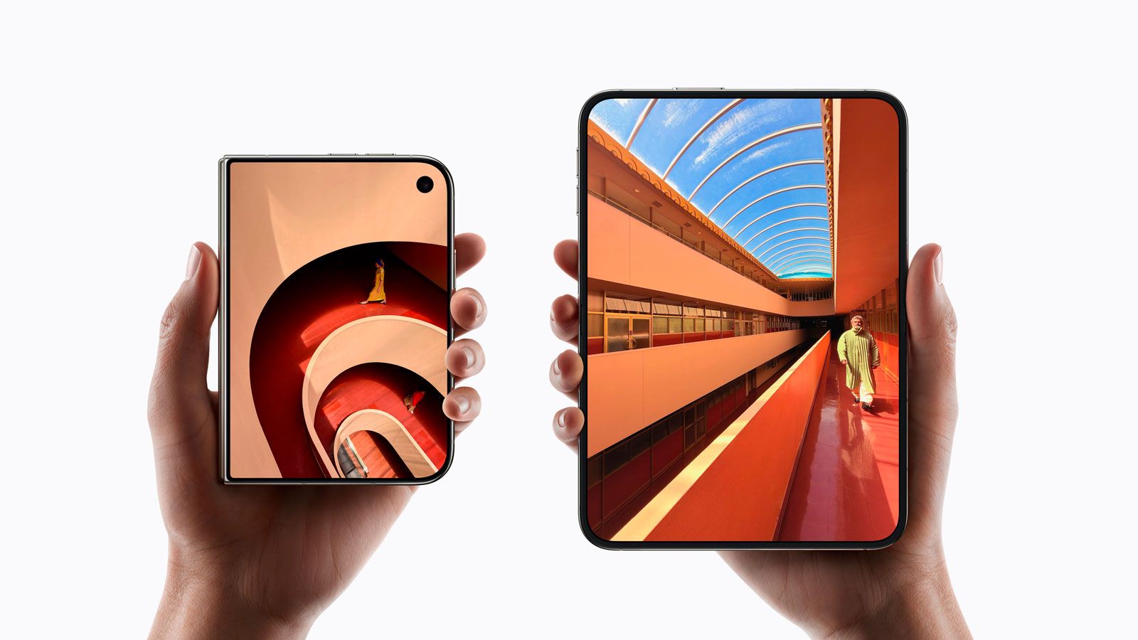 Comparativa de tamaño entre el Apple iPhone DUO plegado y desplegado sostenido con las manos.