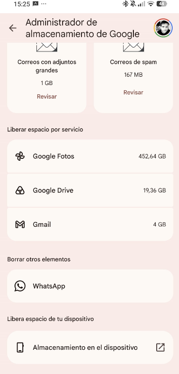 Interfaz del Administrador de almacenamiento de Google en un teléfono móvil detallando el espacio ocupado por fotos, drive y gmail.