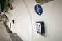 Estación de Metro de Madrid con un punto de carga USB para teléfonos móviles instalado en la pared del andén.