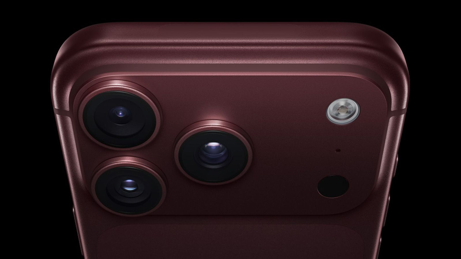 Detalle del módulo de cámaras traseras de un iPhone 18 Pro en color granate con tres lentes, flash y sensor LiDAR.