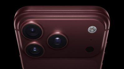 Detalle del módulo de cámaras traseras de un iPhone 18 Pro en color granate con tres lentes, flash y sensor LiDAR.