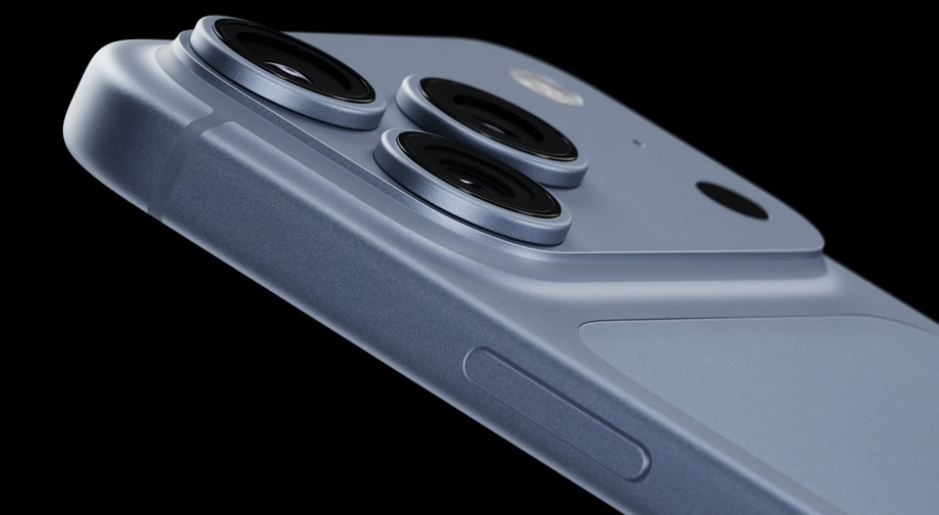 Primer plano del módulo de cámaras triple en la parte trasera del iPhone 18 Pro Max.