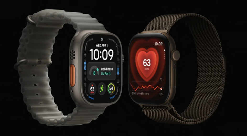 Comparativa frontal de Apple Watch Ultra con correa Ocean y Apple Watch Series con correa de eslabones sobre fondo negro.