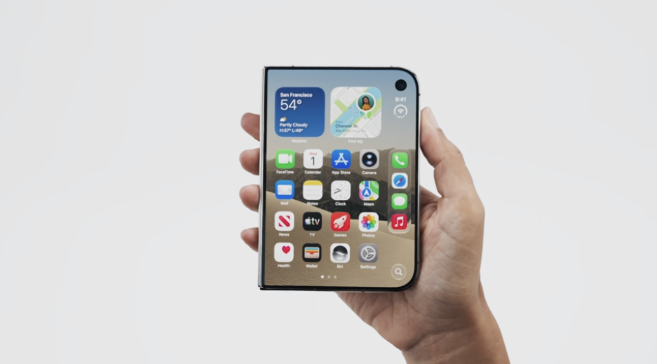 Mano sujetando un smartphone plegable cuadrado que muestra una interfaz de sistema operativo con iconos y widgets sobre un fondo blanco.