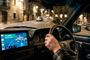 Pantalla instalada en un coche clásico mostrando la navegación de Google Maps mediante Android Auto durante una conducción nocturna.