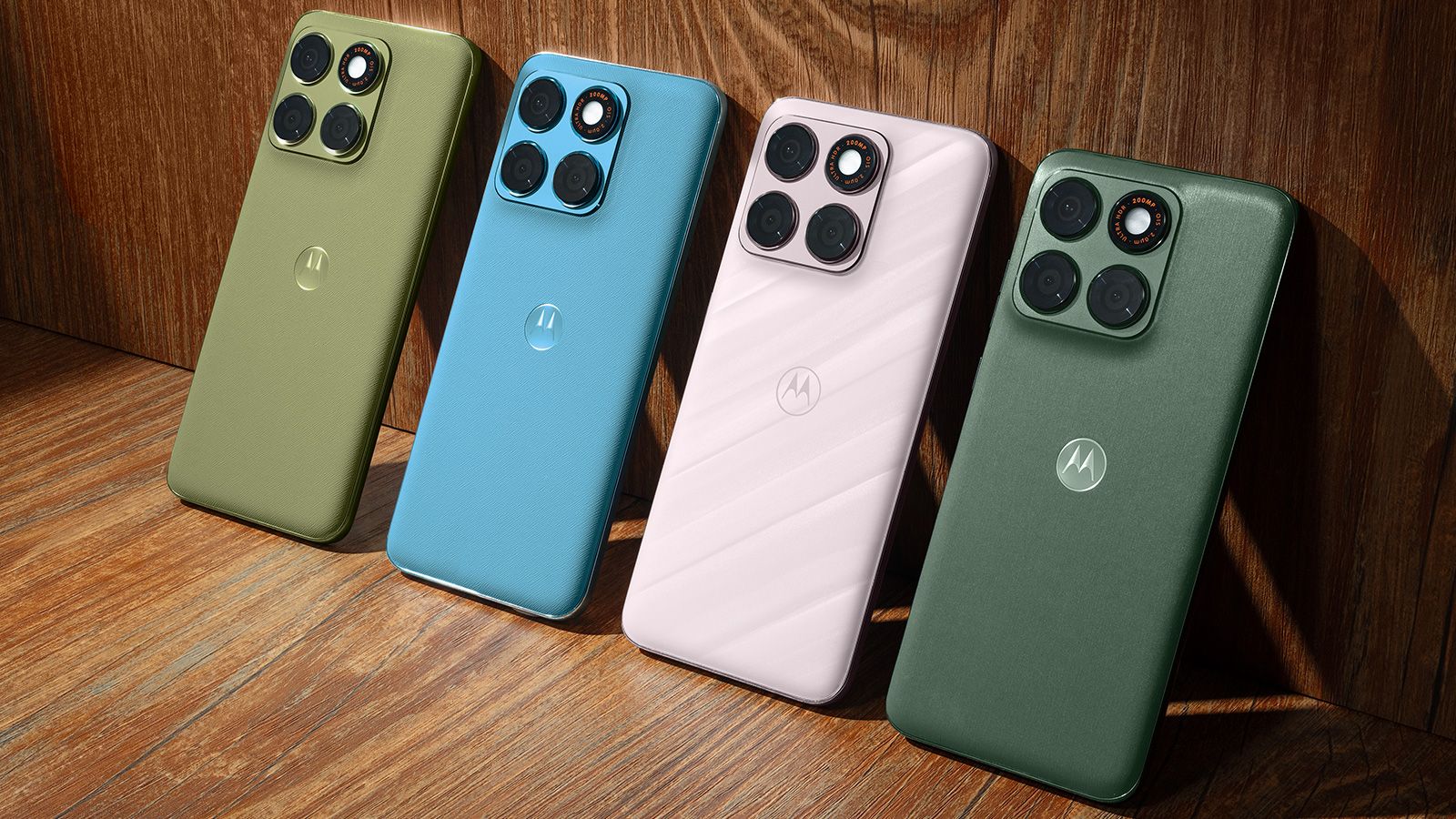 Cuatro smartphones Motorola Edge 70 Plus alineados verticalmente sobre una superficie de madera, mostrando sus opciones de color y módulos de cámaras traseras.