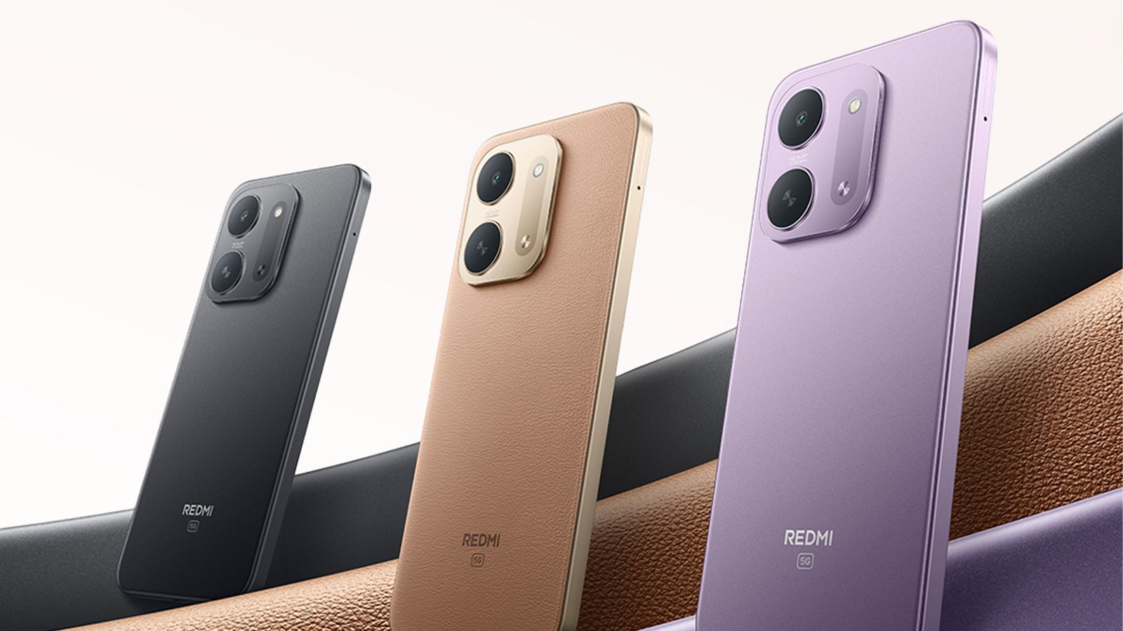 Tres smartphones Redmi 17C 5G en colores negro, dorado y violeta vistos desde su parte trasera con el módulo de cámaras duales.