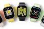 Cinco relojes inteligentes Redmi Watch 5 Active dispuestos en abanico con diferentes correas y esferas personalizadas.