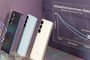 Tres smartphones de diferentes colores expuestos junto a una gráfica de líneas que muestra la devaluación de valor en terminales premium durante doce meses.