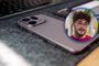 Primer plano del módulo de cámaras de un smartphone OPPO Find X9 Pro sobre una alfombrilla gris con un retrato superpuesto de Domingo Gomes.