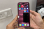 Un iPhone con iOS mostrando un recuadro negro vacío en mitad de la pantalla de inicio sobre los iconos.