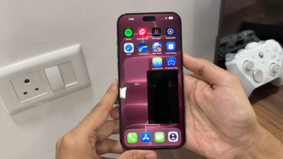 Un iPhone con iOS mostrando un recuadro negro vacío en mitad de la pantalla de inicio sobre los iconos.
