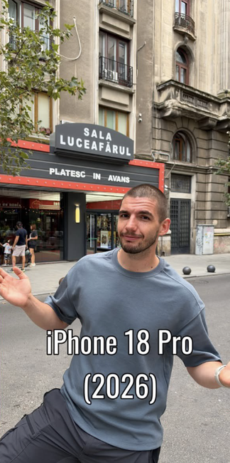 Hombre con camiseta azul gesticulando ante la fachada de la Sala Luceafărul con una marca de agua de iPhone 18 Pro (2026).