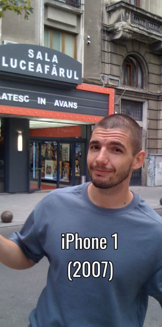 Retrato de un hombre en la calle frente al teatro Sala Luceafărul con una marca de agua que indica iPhone 1 (2007)
