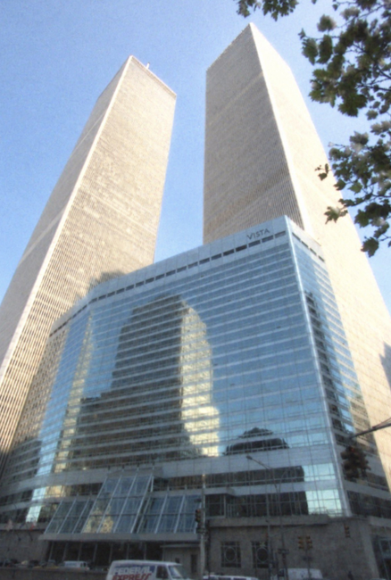 Plano contrapicado de las Torres Gemelas del World Trade Center y el hotel Vista en Nueva York.