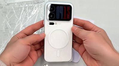 Primer plano de una mano sosteniendo una funda blanca para Xiaomi 18 Pro con anillo magnético y ventana para el módulo de cámaras.