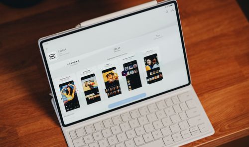 Pantalla de la HUAWEI MatePad Air mostrando la interfaz de descarga de la aplicación CapCut.