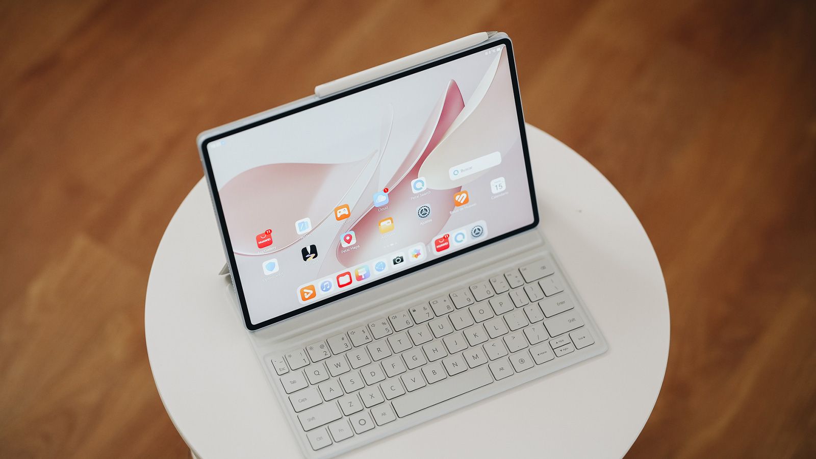 Tableta HUAWEI MatePad Air con teclado acoplable sobre una mesa blanca.
